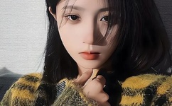 几男含着她两个硕大的乳